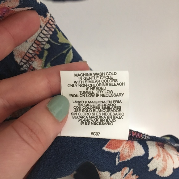 Flutter Sleeve Floral Wrap Top EUC - Picture 8 of 8